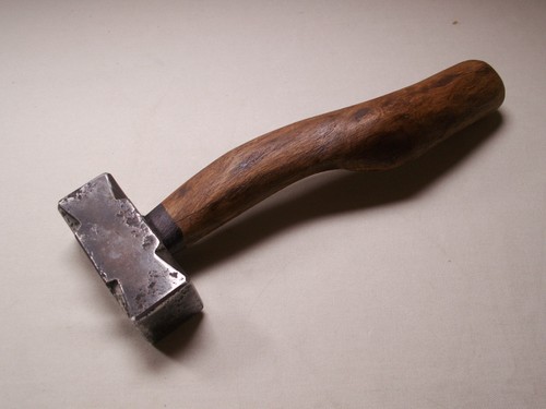 Schöner alter schlosserhammer - alter,